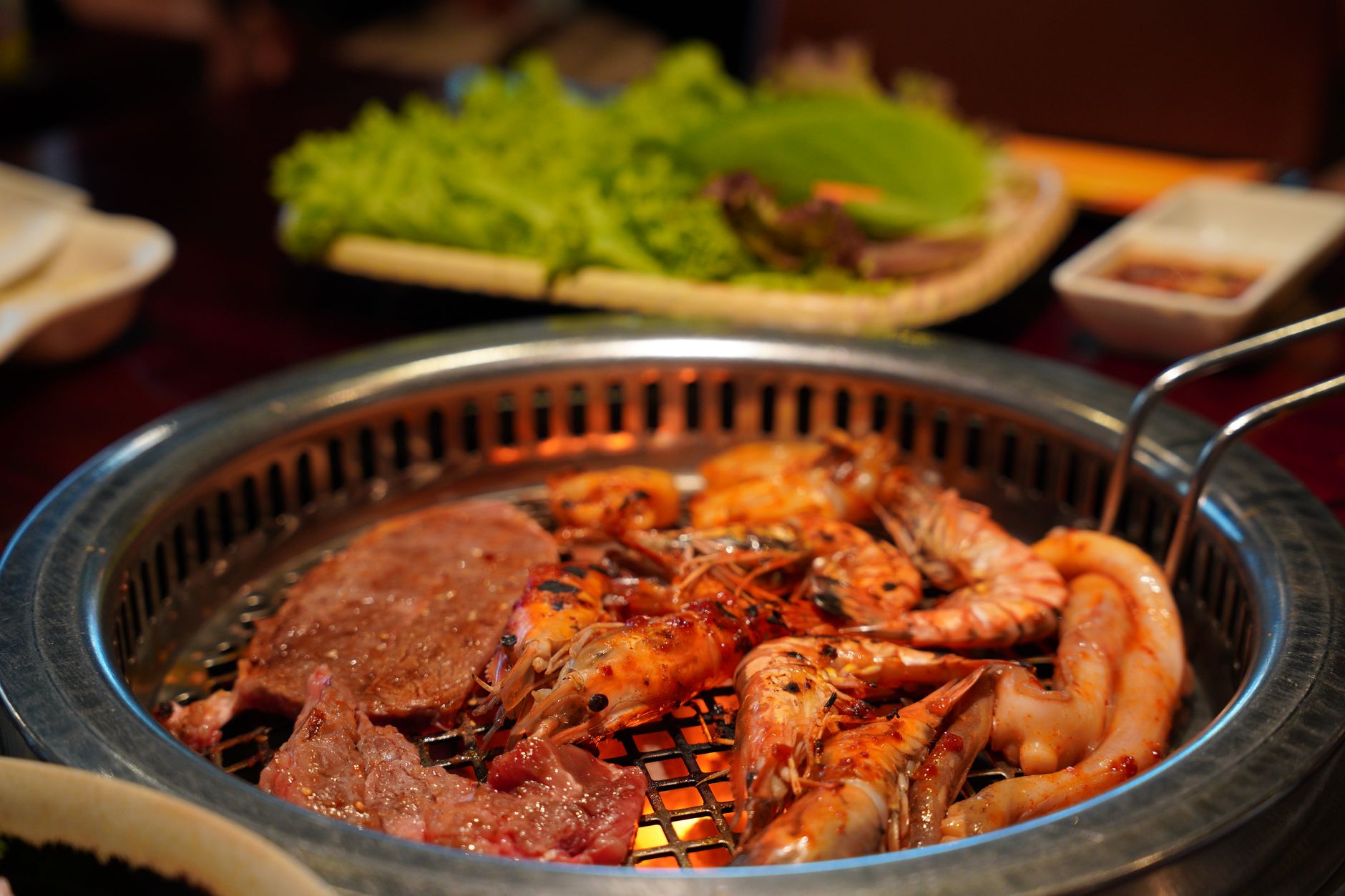 접시에 담긴 생고기